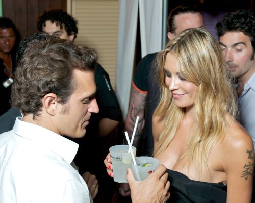 Elenoire Casalegno e Matteo Malacco sorridenti insieme durante la serata a Forte dei Marmi al Twiga
