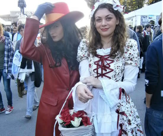Cosplayer ragazze in costumi fantasy e cartoon durante Lucca Comics 2011 nelle vie della città toscana