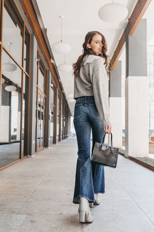 I jeans a zampa tendenza e outfit per l