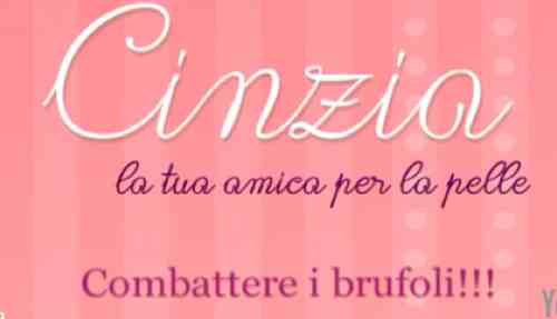 Cinzia sorridente che mostra la sua skincare routine per una pelle luminosa