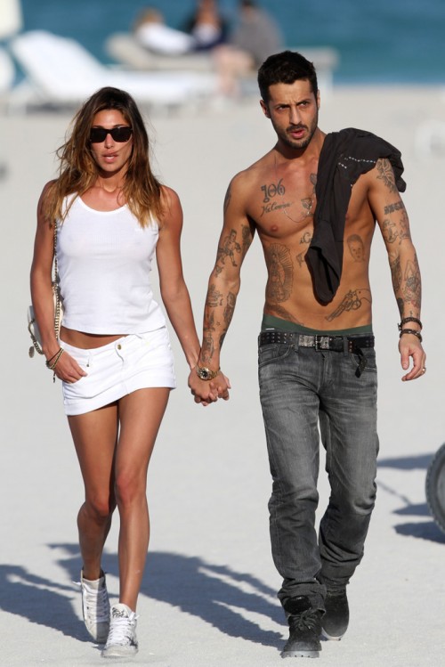Fabrizio Corona e Belen Rodriguez sorridenti durante un momento felice