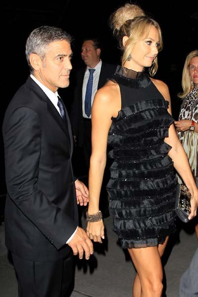 Stacy Keibler e George Clooney sorridenti sul red carpet del Toronto International Film Festival