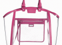 Borsa trasparente Coccinelle con bordi in pelle saffiano color rosa su sfondo neutro