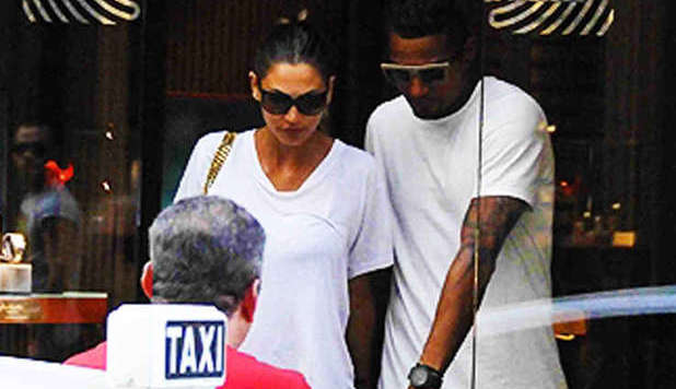 Melissa Satta e Kevin Boateng passeggiano tra le boutique di Milano