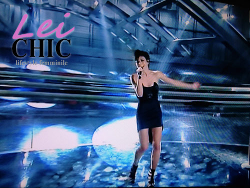 Dolcenera sul palco di Sanremo con abito nero asimmetrico Frankie Morello e sandali neri con tacco a spillo