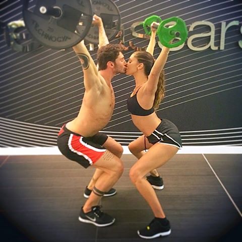 Belen Rodriguez e Stefano De Martino si allenano insieme praticando CrossFit sorridenti e compatti