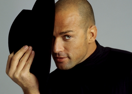 Stefano Bettarini e Simona Ventura sorridenti insieme in un momento passato
