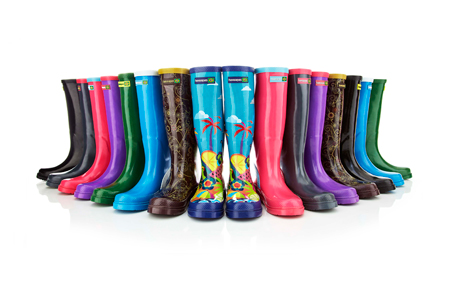 Stivali antipioggia Havaianas Rain Boot colorati indossati da una donna in città durante una giornata di pioggia