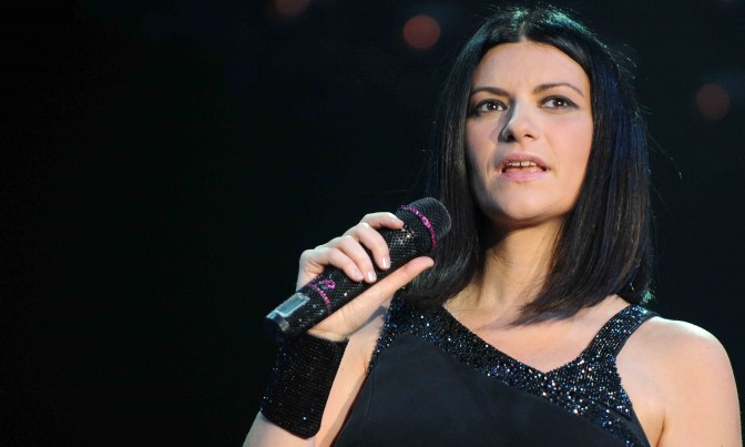 Laura Pausini in studio televisivo durante la presentazione del nuovo album