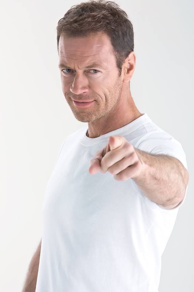 Rocco Siffredi sorride con la maglia azzurra dei Mondiali di calcio