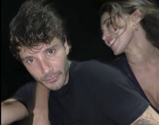 Belen e Stefano folle corsa in auto a Milano lei distesa e lui le tocca le gambe