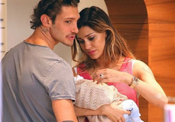 Stefano De Martino con Belen Rodriguez e il piccolo Santiago in un momento di famiglia