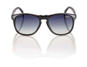 Kate Moss con il modello Blues di Glassing, occhiali da sole con montatura effetto pelle colore Black