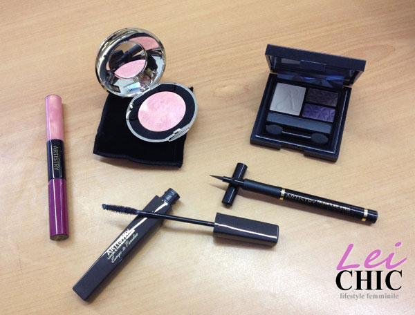 Prodotti make up Aritstry Galaxy Collection di Amway in edizione limitata per Natale su sfondo scintillante