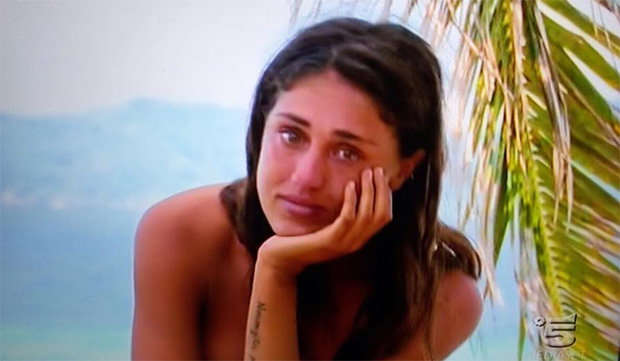Belen Rodriguez difende Cecilia da Rachida: "Sei una maschera perbenista"