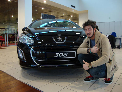 Peugeot trasporta "tre cuori in affitto"