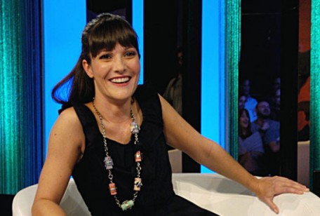 Victoria Cabello sorridente in studio durante la conduzione televisiva di Quelli che il calcio