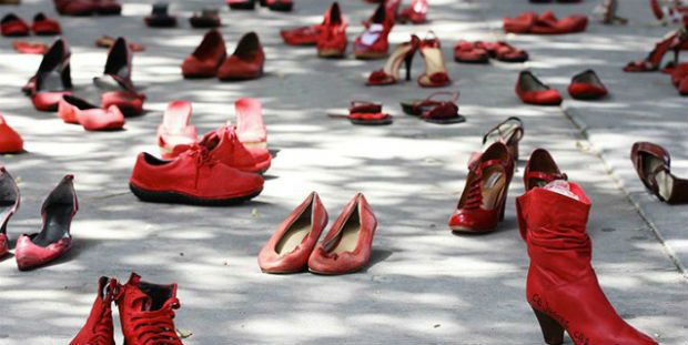 Manifestazione pubblica per la Giornata mondiale contro la violenza sulle donne con scarpe rosse simbolo di memoria