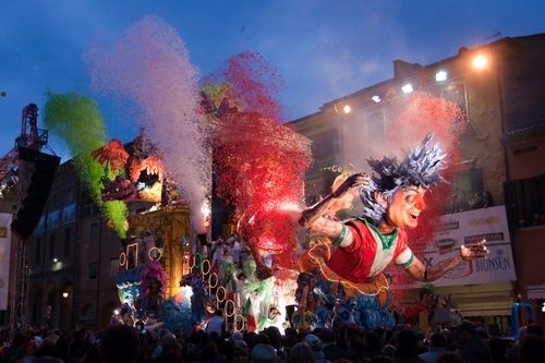Sfilata di carri allegorici colorati durante il Carnevale di Cento in piazza principale