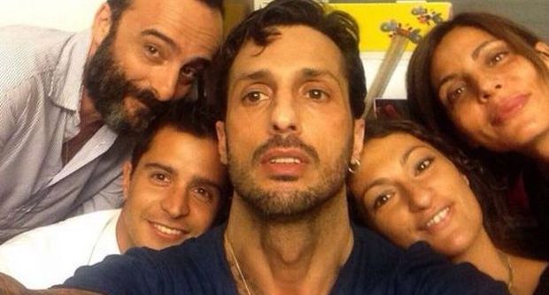 Corona selfie dopo essere stato scarcerato