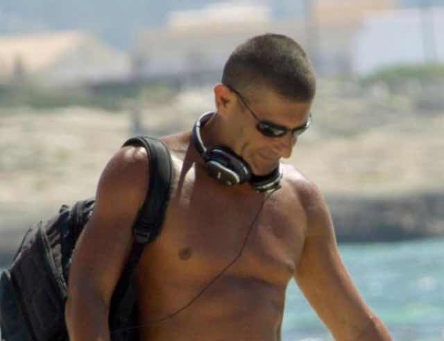 Luca Laurenti senza costume a Formentera mostra fisico e qualcosa di più