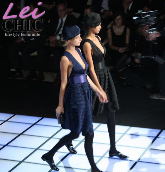 Modelle in passerella con la collezione autunno/inverno di Emporio Armani a Milano Moda Donna