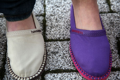 Scarpa Havaianas Origine Espadrillas colorata con suola fucsia indossata in città