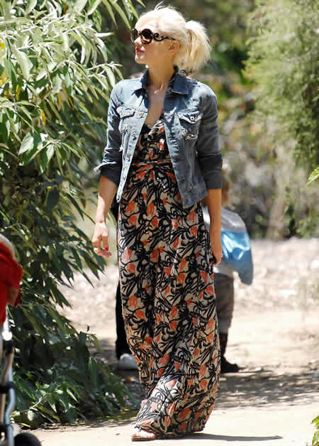 Gwen Stefani indossa occhiali Prada Minimal Baroque con design oversize e dettagli barocchi