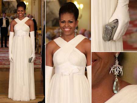 Michelle Obama in abito lungo color avorio firmato Tom Ford alla cena a Buckingham Palace