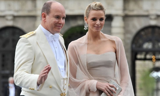 Foto ufficiale del principe Alberto di Monaco e Charlene Wittstock durante le celebrazioni del matrimonio