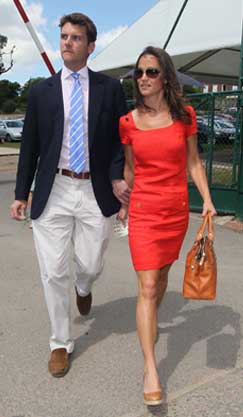 Pippa Middleton elegante in tribuna a Wimbledon con abito rosso e vestito nero in pizzo