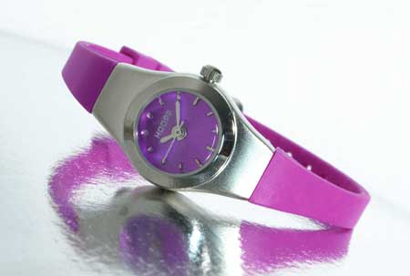 Orologio très jolie HOOPS con cinturino colorato e quadrante elegante su sfondo bianco
