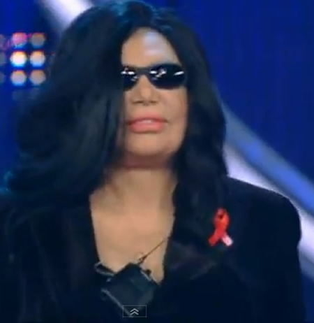 Loredana Bertè in total black durante la sua performance a Sanremo con Gigi D'Alessio
