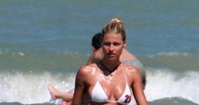 Michelle Hunziker lato b in mostra al mare con il marito e i figli