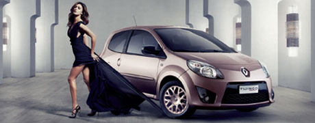 Renault Twingo Miss Sixty rosa e nero in città, design femminile e dettagli glamour