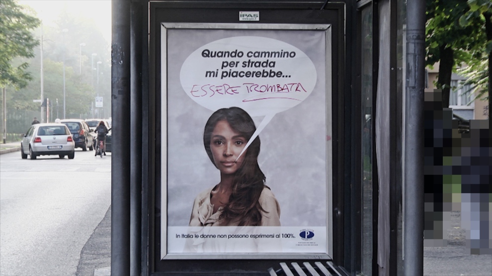 Manifesto della campagna 'Punto su di te' contro la violenza sulle donne affisso ad una fermata degli autobus