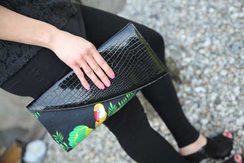 Maxi pochette Marakita con motivo pappagalli colorati su sfondo nero