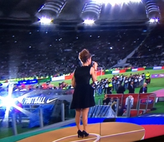Alessandra Amoroso canta l'inno d'Italia alla partita Fiorentina-Napoli allo Stadio Olimpico