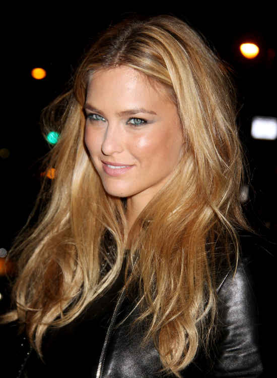 Bar Refaeli sul palco di Sanremo con raffinati gioielli Chopard