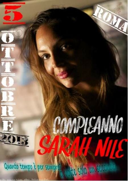 Sarah Nile sorridente durante il suo compleanno in una festa elegante e colorata