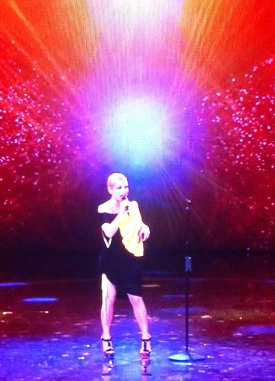 Emma Marrone in abito bicolor Krizia durante il serale di Amici di Maria De Filippi