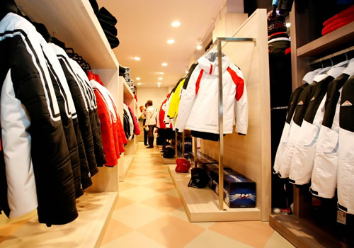 Vista panoramica della boutique Canadiens ad Affi con esposizione abbigliamento outdoor