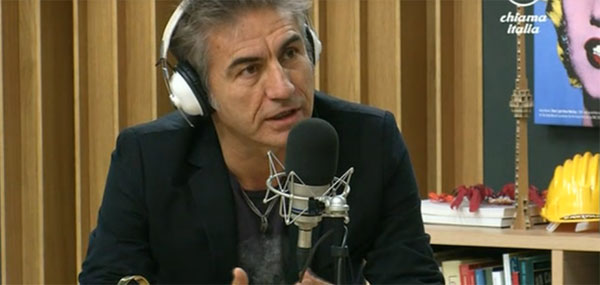 Ligabue a Radio Deejay presenta l'album Mondovisione: "le mie canzoni sono tutte sentimentali"