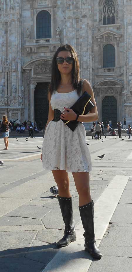 Karen e Maddy alla Milano Moda Donna con look eleganti e biker boots