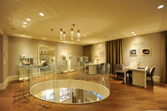 Interno della boutique Rocca a Lugano con esposizione di gioielli e orologi di lusso