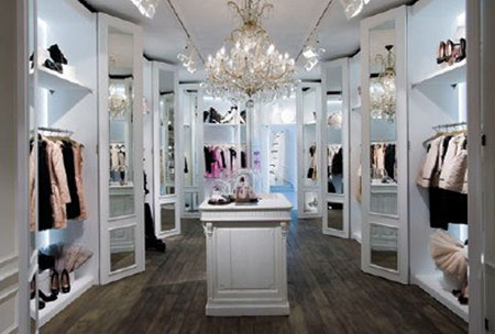 RedValentino apre il primo store a Milano. Un negozio unico, lussuoso e fatato