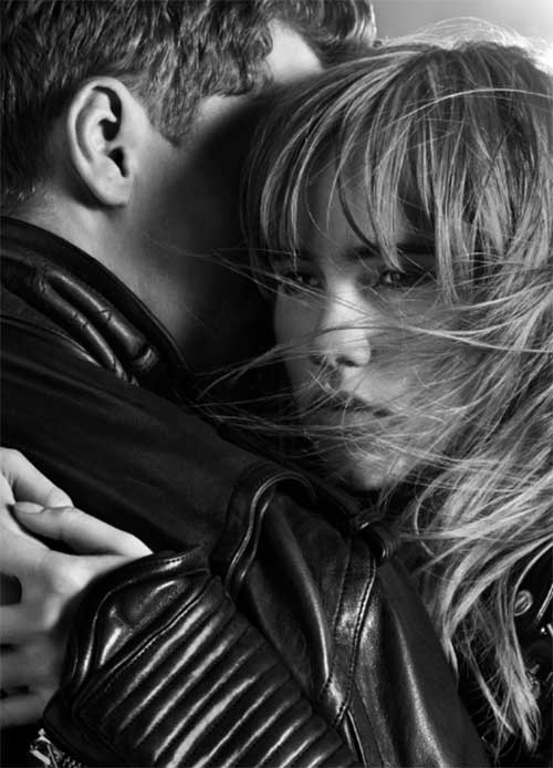 Flacone rosa fumé di Burberry Brit Rhythm for Women con atmosfera femminile e rock