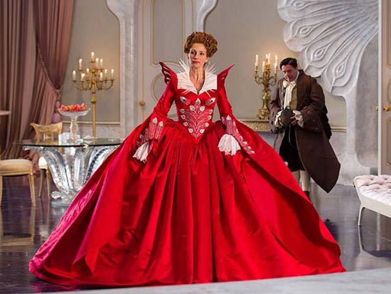 Julia Roberts nei costumi di Eiko Ishioka nel film Mirror Mirror interpreta la strega cattiva di Biancaneve