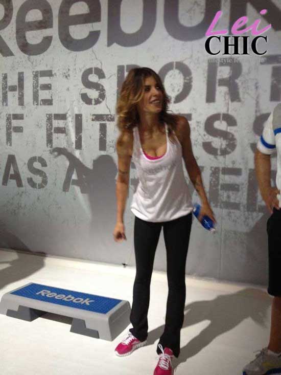 Elisabetta Canalis in abbigliamento sportivo Reebok durante la dimostrazione di CrossFit a Rimini Wellness