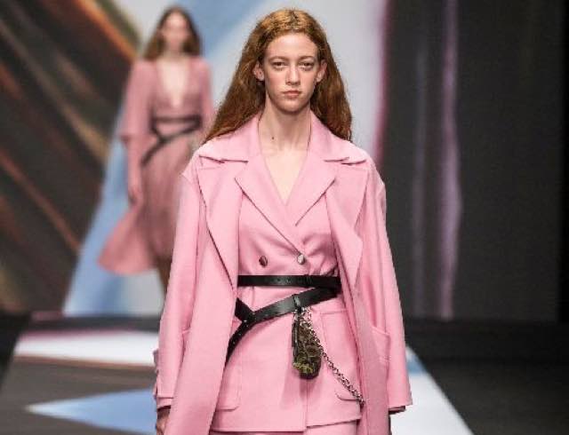 Milano moda donna colori e arcobaleno per l